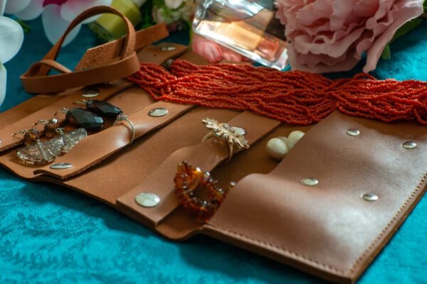 összehajtható valódi bőr ékszertartó, barna